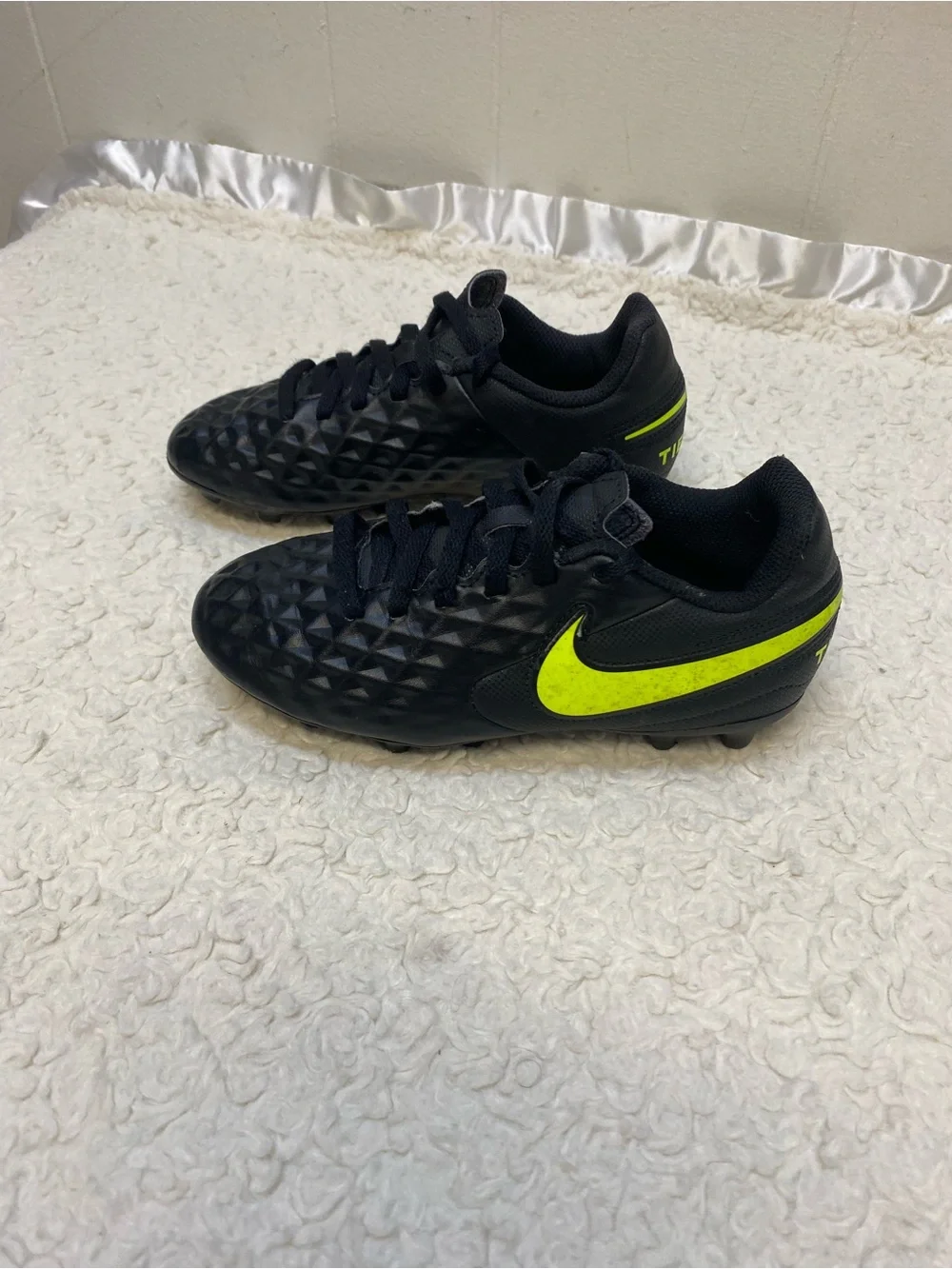Nike Legend Tiempo 8 Club FG/MG Black Soccer Cleats boys Size 13C
